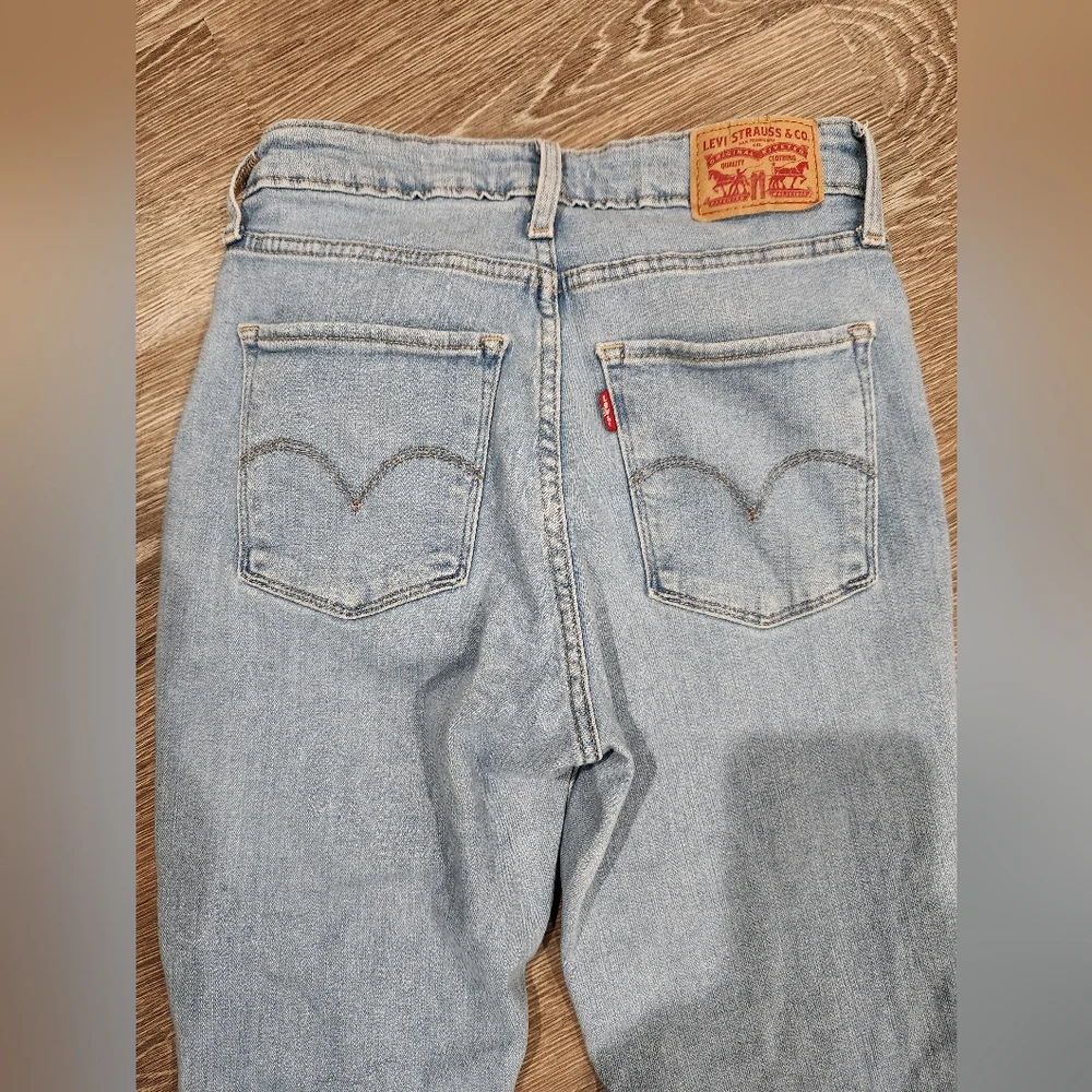 Levi's Women's Light Blue Ripped Skinny Jeans Size 26 - Picture 10 of 10